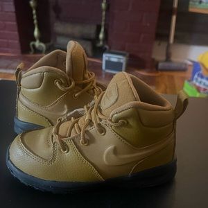 Little kids Nike boots size 10